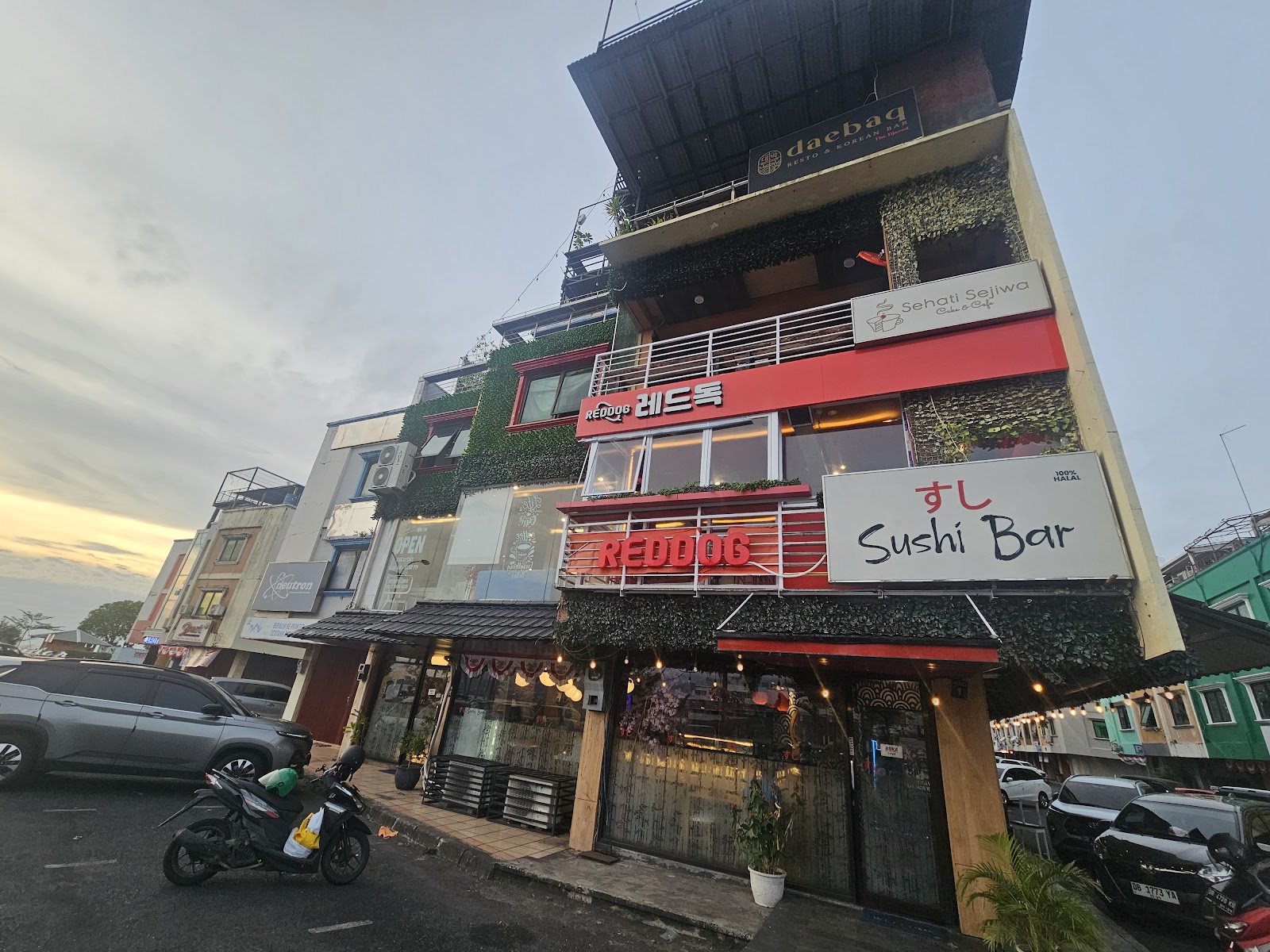 스시 바 마나도 (Sushi Bar Manado) : 메가마스의 캐주얼 일식 레스토랑