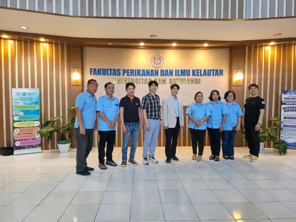 경북대 IT대학과 마나도 샘 라툴랑이 대학 관계자들의 블루카본 공동연구 상호 협력 양해각서 체결 기념 단체 사진